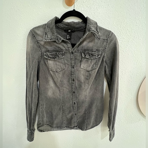 H&M Tops - 🌸🌟H&M fitted denim top🌟🌸